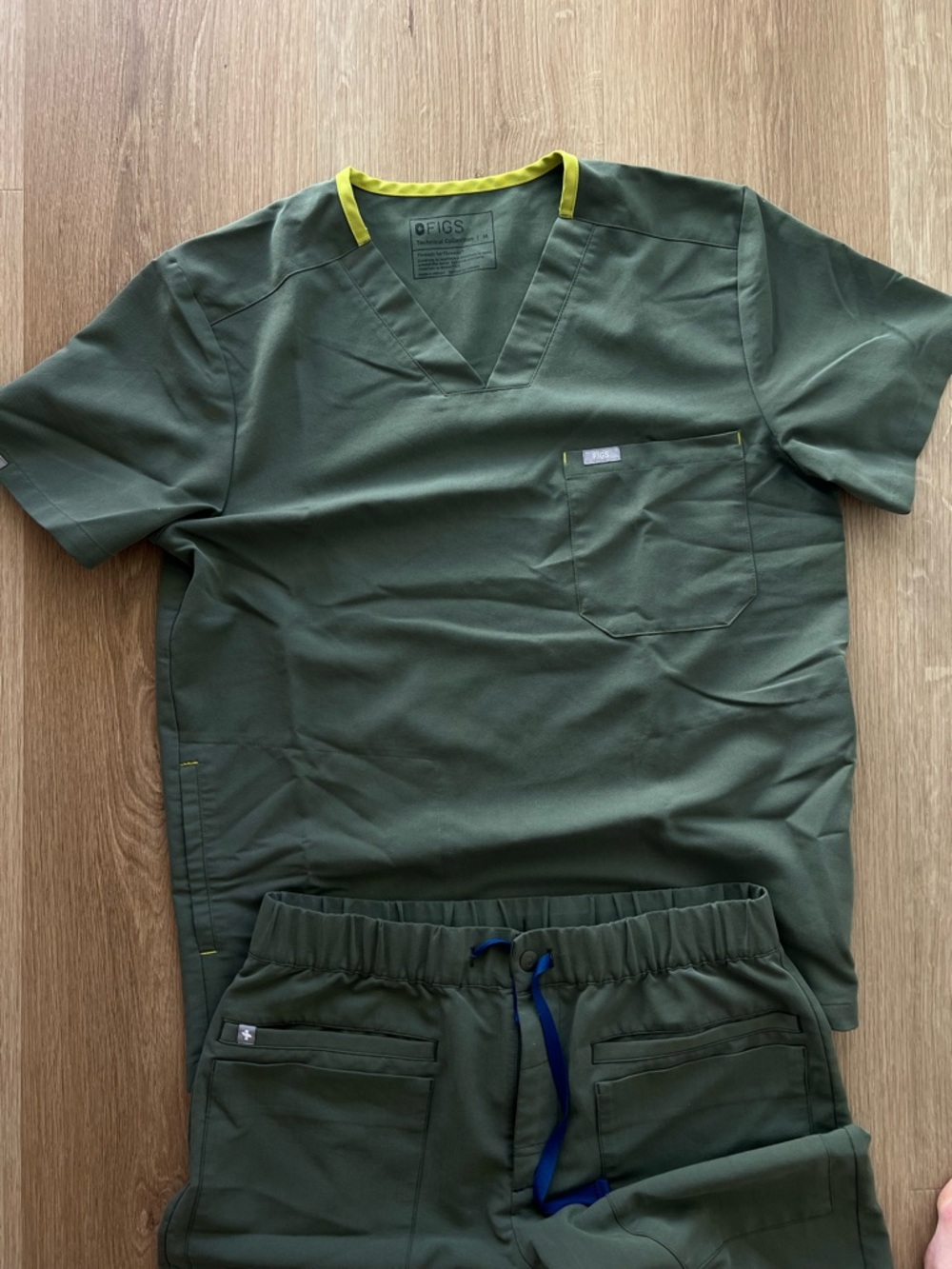 Men’s figs scrub set